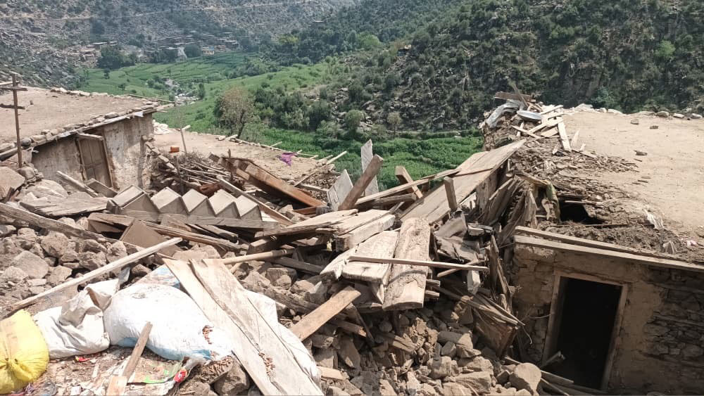 منزل متضرر من الزلزال في ولاية كونار شرق أفغانستان.